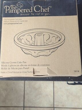 The Pampered Chef Crown Silicone Cake Pan – 1614